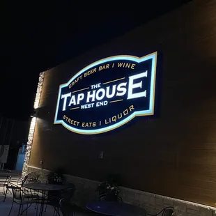 Entrance/patio to wait.