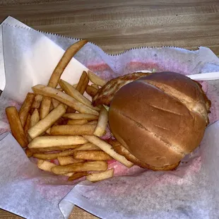 Grilled chicken chipotle sandwich w/fries