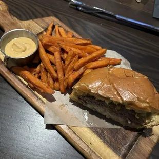 Smash burger w sweet potato fries