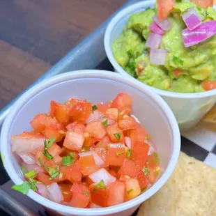 guacamole and chips