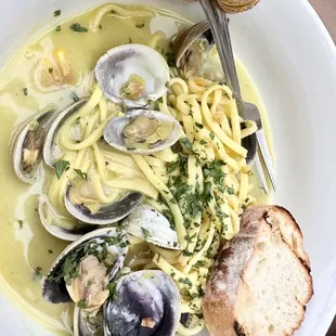 FRESH LINGUINE &amp; LITTLE NECK CLAMS