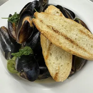 a plate of mussels and bread