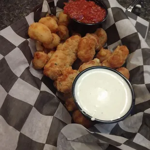 Cheese curds w/marinara sauce and ranch
