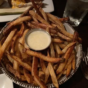 Amazing Fries with garlic sauce