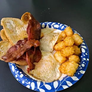 a plate of breakfast food