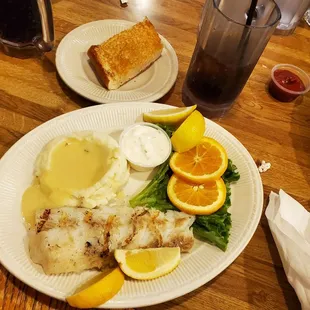 Cod , mash patatoes and bread