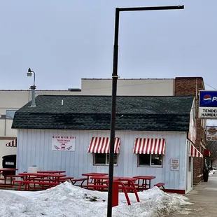 the front of a restaurant on a snowy day