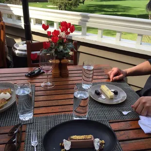 Perfect quick lunch spot along the Silverado Trail along with a view of the greenery