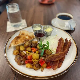 a plate of breakfast food