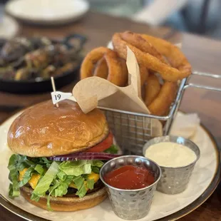 Cheeseburger with onion rings