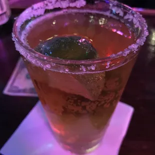 a margarita with a lime in it