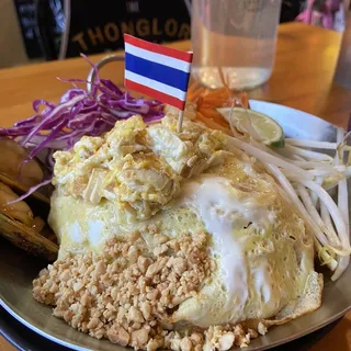 Pad Thai Noodle Mixed seafood with Egg Wrap (Chef recommended)