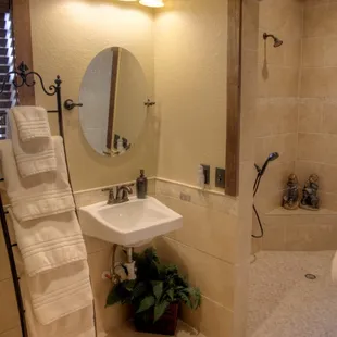 The bathroom in the Winbderg room.