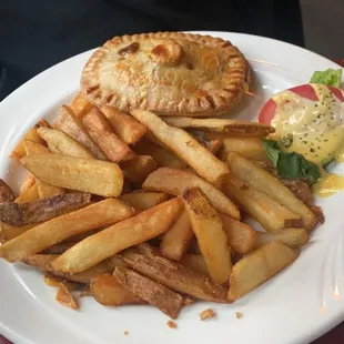 Beef and mushroom pie| Decent pie, great chips