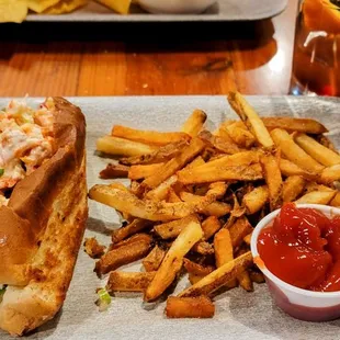 Wonderful lobster roll and perfect smoked old fashion