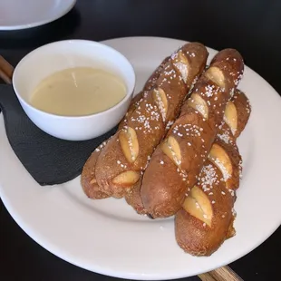 Pretzels with cheese... Excellent...