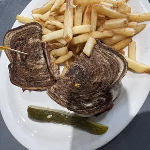 Rubin sandwich with fries