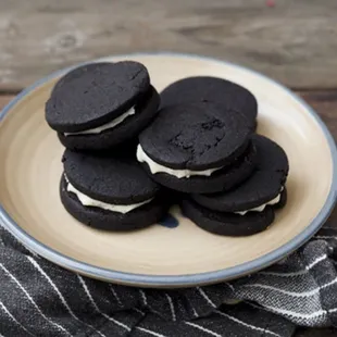 a plate of oreo cookies