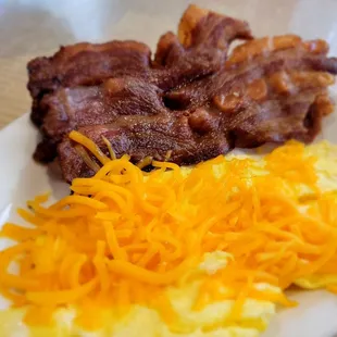 Scrambled eggs with cheese and bacon