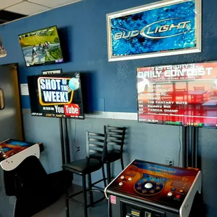 Adult game room: Golf! Tee up &amp; play.