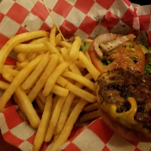 Cheeseburger with lettuce and tomatoes