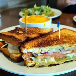 Fish sandwich with a side of mac-n-cheese
