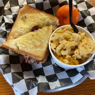 Texan sandwich with macaroni and cheese