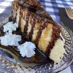 Caramel pecan cheesecake