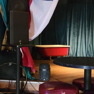 a red tub and a black table