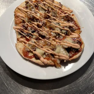 BBQ Pork Flatbread w/ Gruyère, boneless pork ribs, caramelized onion &amp; thousand island dressing.