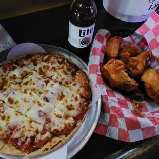 Cheese pizza and wings. Good game day grub and fun atmosphere.