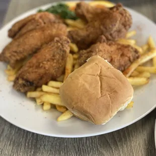 food, chicken wings and fried chicken