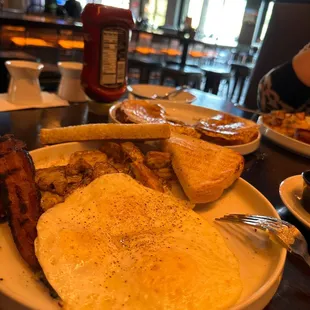 Eggs with sourdough and bacon