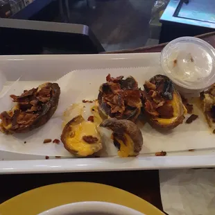 Look at these sad ass potato skins the deck just served me.  This was after waiting over 35 min and paying $10 for them