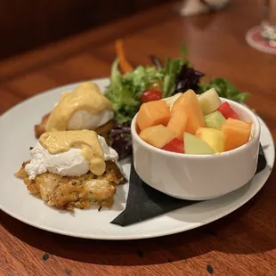 Crab cakes benedict