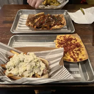 Cheddarwurst Pittsburgh style, Mac and cheese, vegan poutine fries