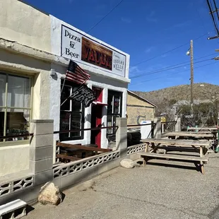 Outside seating of the pizza place