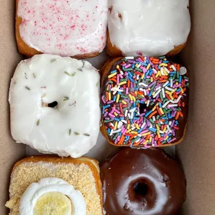 Box of six doughnuts