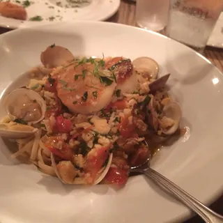 Linguine w/ Clams & Scallops