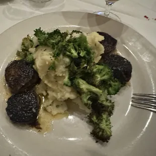 Advertised as "DAY BOAT SCALLOPS Seared U-10 scallops with lobster parmesan whipped potatoes, broccou and a lemon garlic beurre blanc sauce"