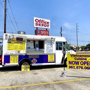 Photo of food truck. Parked in front of Office Depot and Spec&apos;s lot.