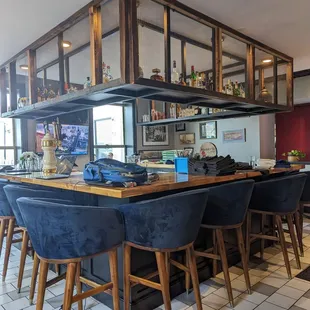 2nd interior bar (not in use (takeout pizzas stacked on top?)