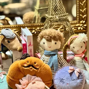 Who else, besides Henri and Vivienne, is counting down the days until the new season of Emily in Paris? Only 16 days to go!...