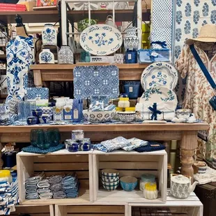 There's something effortlessly elegant about blue and white--timeless, yet fresh.  Classic, yet bold...