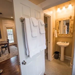 Carriage House-1st Floor Bath