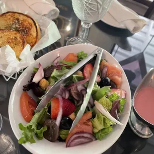Salad and Bread that comes with Entrees