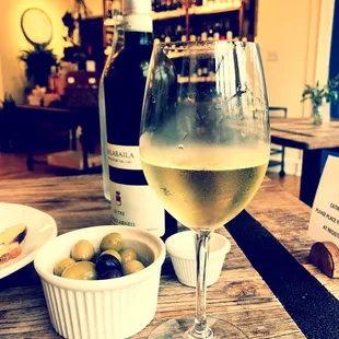 A bottle of vino and some snacks