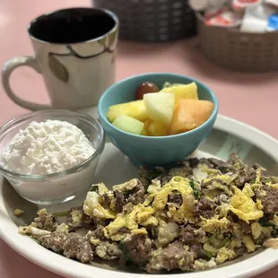 Hamburger Scramble with cottage cheese and fruits
