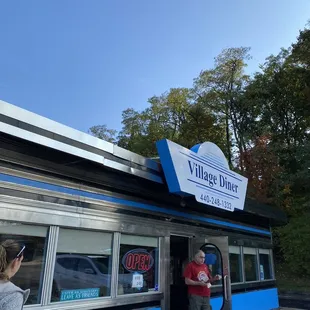 people entering the diner