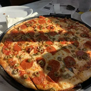 Pepperoni and green olives, garlic Parmesan crust.  Delicious!